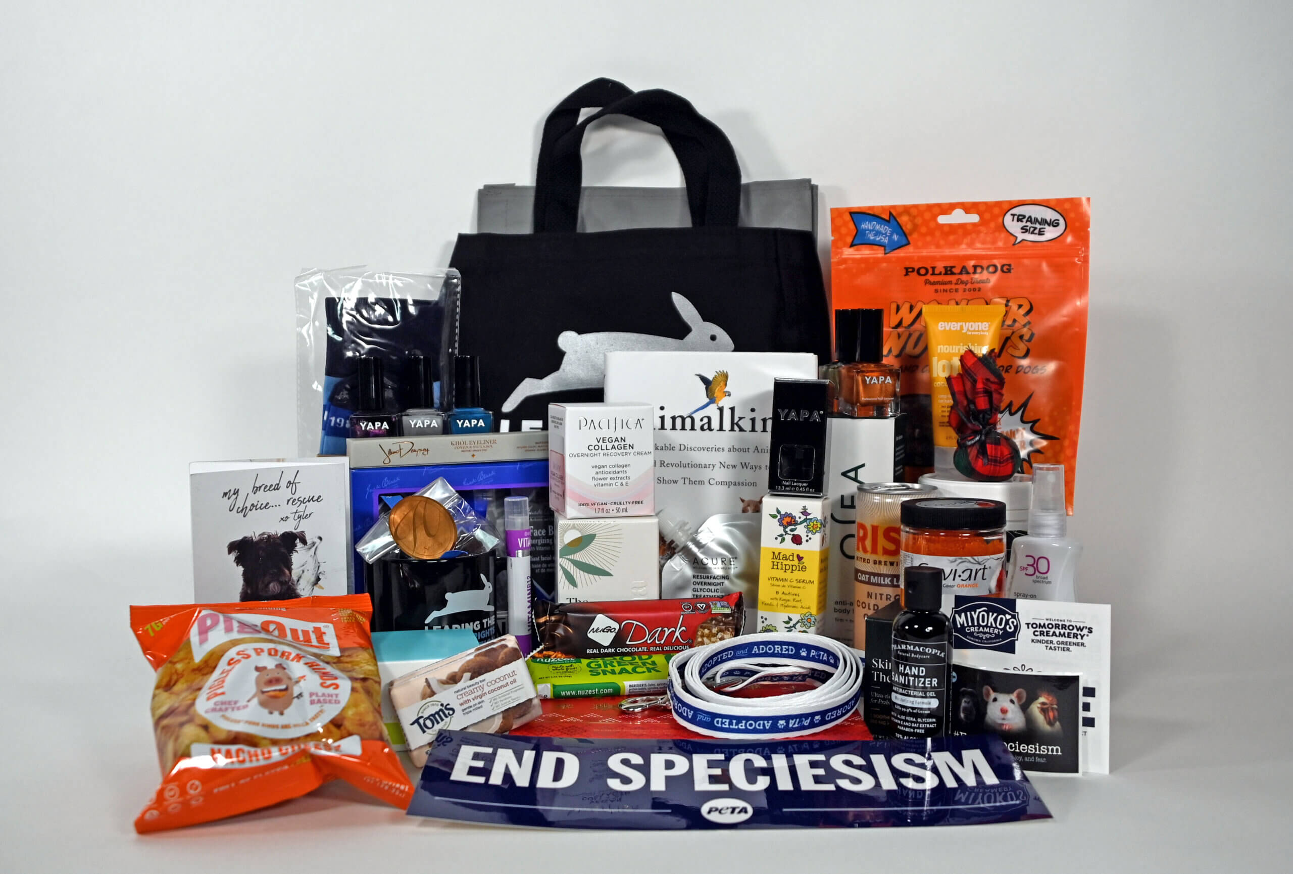 La bolsa con regalos de las compañías amigas de PETA para el 40 aniversario