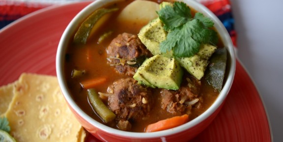 Sopa de albóndigas veganas