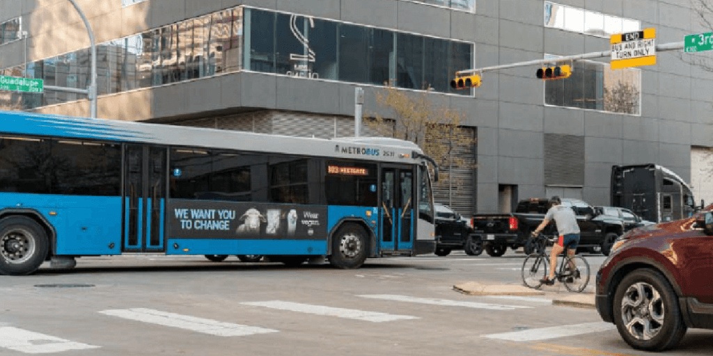 Un bus con la publicidad de PETA en contra de UO