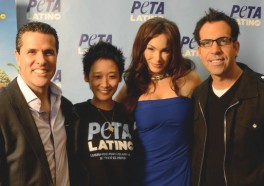 ¡Las estrellas salen para PETA Latino!