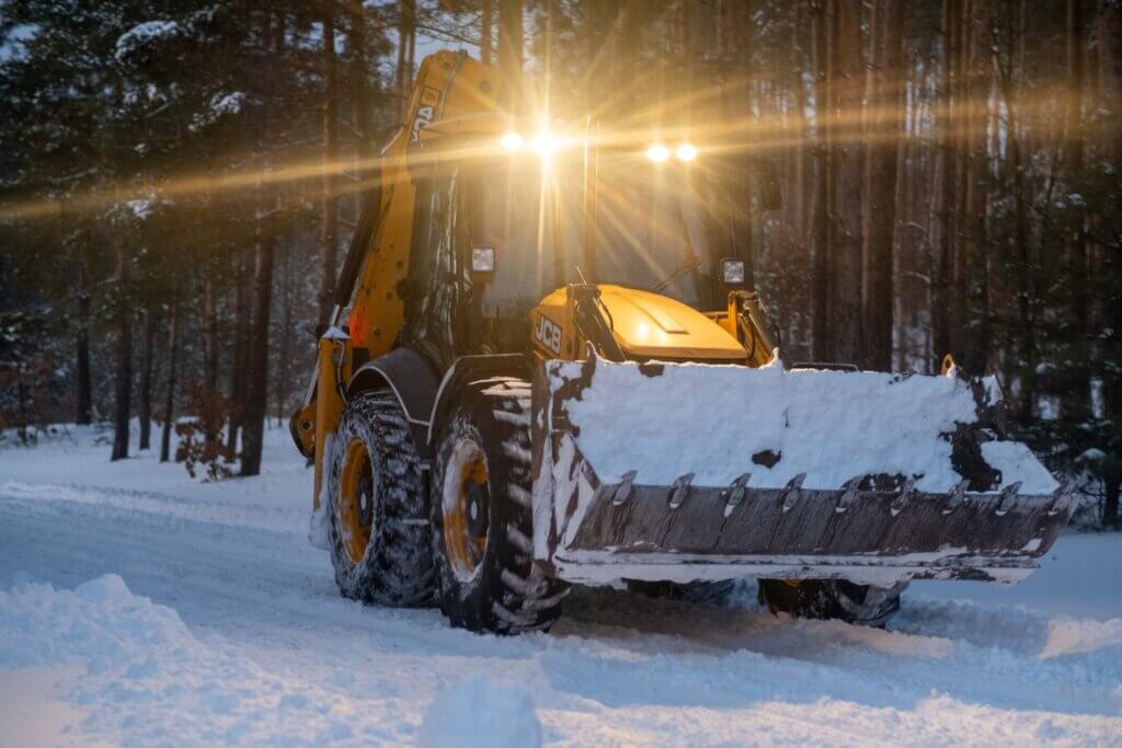 Excavadora en la nieve 