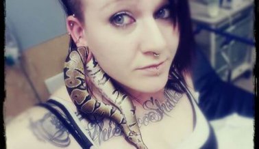 ¿Cómo? Mujer entra en pánico cuando serpiente se atasca en el lóbulo de su oreja