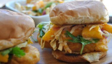 Hamburguesitas de ‘pescado’ con ensalada de mango y col picante