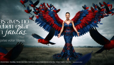 La defensora de las aves Kate del Castillo despliega sus alas en un nuevo anuncio de PETA Latino