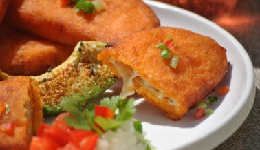 Empanadas colombianas de queso vegano