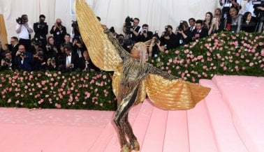 Estimados Invitados del Met Gala: Las Plumas Son tan Crueles Como las Pieles