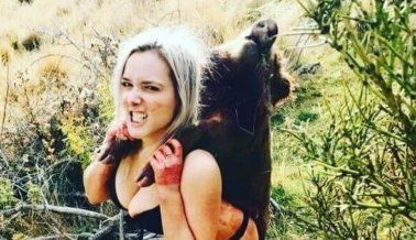 Una Cazadora Asesina Animales y Posa ‘Sexi’ con los Cadáveres Una Cazadora Asesina Animales y Posa ‘Sexi’ con los Cadáveres