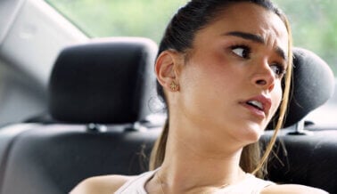 Clarissa Molina “muere” dentro de carro caliente para destacar el peligro mortal para los perros en nuevo video de PETA Latino