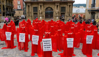 Una marea de activistas desnudos con velo rojo protesta contra las sádicas corridas de toros de Pamplona