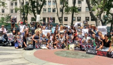 Miembros de PETA se unen a NYCLASS para protestar en contra de los crueles carruajes tirados por caballos en Nueva York