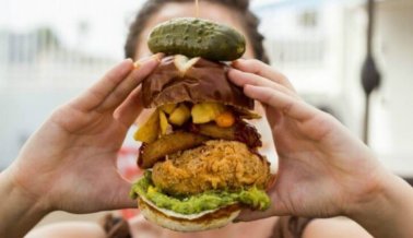 Esta grandiosa hamburguesa vegana apilada lleva una empanada de  ‘pollo’ frito rellena con jalapeños.