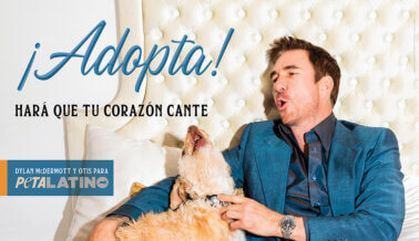 Dylan McDermott y su perro adoptado Otis lo pasan en grande en nueva campaña de PETA Latino