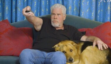 Ron Perlman advierte que los fuegos artificiales aterrorizan a los animales en un nuevo e impactante anuncio de servicio público de PETA Latino