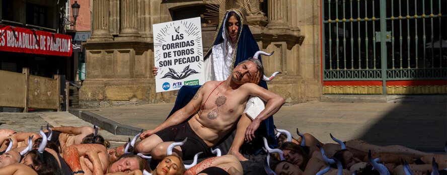 Las corridas de toros son pecado: La “Virgen María” y “toros muertos” hacen una súplica sangrienta en Pamplona