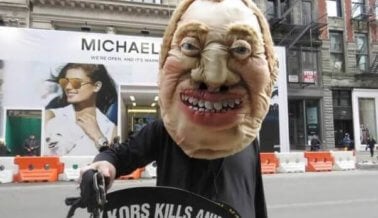 ‘La Muerte’ de PETA envía un mensaje en la Semana de la Moda de Nueva York: Kors mata
