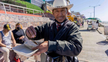Colorida Sirena Emerge en Tijuana Antes de la Cuaresma y Reparte Pescado Vegano