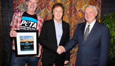 Paul McCartney honra a la ciudad más amigable al veganismo de PETA