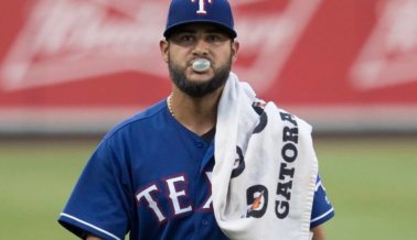 Torpe pitcher de los Rangers mata y come a toro por venganza; PETA responde