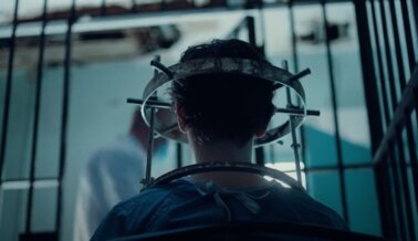 La legendaria directora de American Psycho, Mary Harron, regresa al terror para el escalofriante nuevo cortometraje de PETA Latino