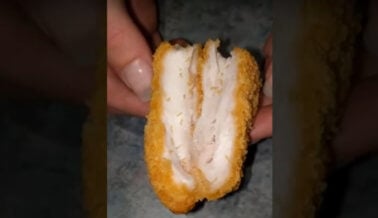 ‘Gusano en pollo’: mujer australiana encuentra larva retorciéndose en pollo