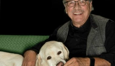 Moe y Edward James Olmos: ¡Comparte el Espíritu Navideño Con Tus Compañeros Animales!