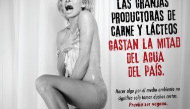 Pamela Anderson Grita: La Carne y Los Productos Lácteos Drenan la Mitad Del Agua de la Nación