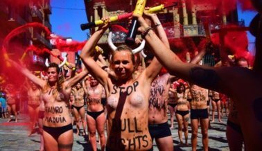 Activistas de PETA cubren el cielo de “sangre” para protestar contra la tortura de toros en Pamplona