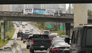 PETA Latino Colgó Enorme Pancarta Exigiendo la Libertad de Lolita