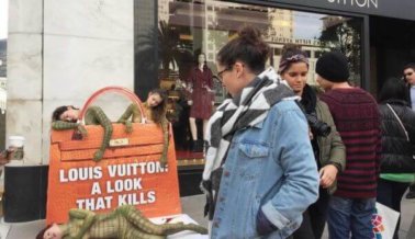 La acera se pone roja enfrente a la tienda de Louis Vuitton en San Francisco