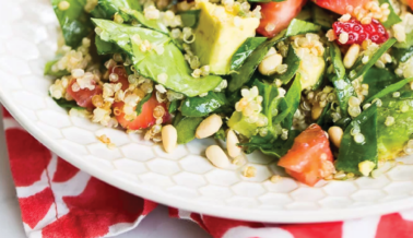 Ensalada de Quinoa, Espinacas y Fresas con Aguacate