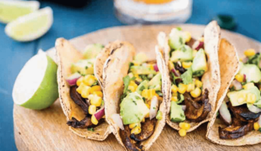 Tacos de portobello marinados en cerveza con salsa de aguacate y maíz