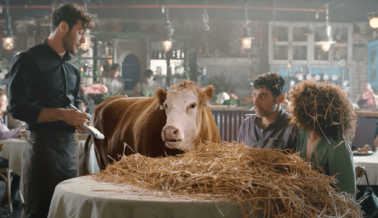 El Comercial “Hell of a Steak” (Tremendo Bistec) Revela Cómo el Planeta Paga el Precio de tu Bistec