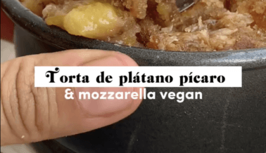 Pastel de plátanos pícaros colombianos con mozzarella vegana