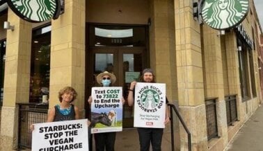 ¡Oye, Starbucks, tu Cargo Extra Apesta! Estudiantes Protestan Contra el Gigante del Café, Ínstalo a Retirar el Cargo Adicional por la Leche Vegana