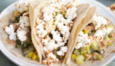 Tacos de calabacín con palomitas con chile