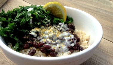 Tazón de arroz, frijol y col rizada con aderezo