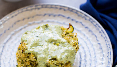 Tortitas de calabacitas y quínoa con mayonesa de pesto