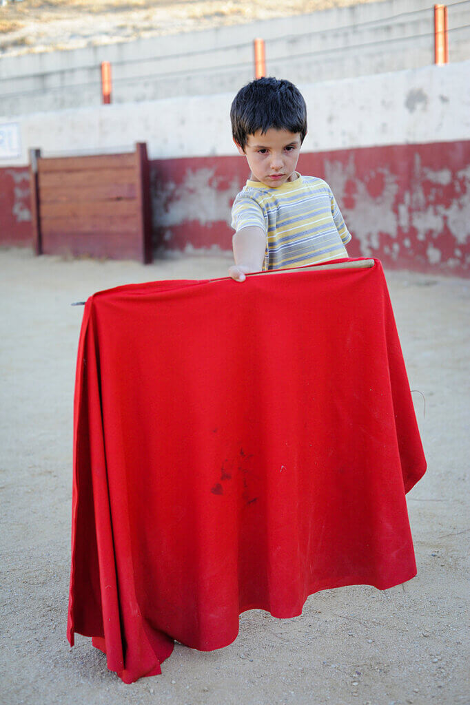 Niño con capote