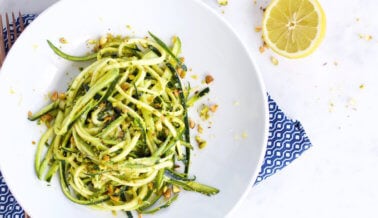 Fideos de calabacín con pesto de pistacho