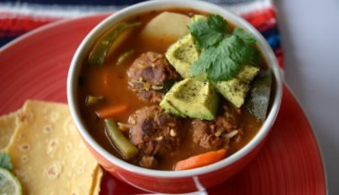 Sopa de albóndigas veganas