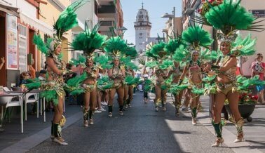 El carnaval se acerca, y nosotros te decimos por qué no debes comprar accesorios de plumas