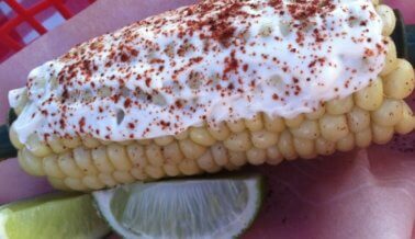 Elote asado con “mayonesa” de chipotle