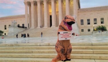 Dinosaurios de PETA Siguen a Biden a la COP26 Buscando Poner Fin a los Experimentos en Animales