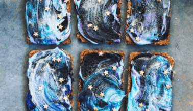 Esta bloguera vegana hace donas, pasteles y ¡hasta pan tostado galáctico!