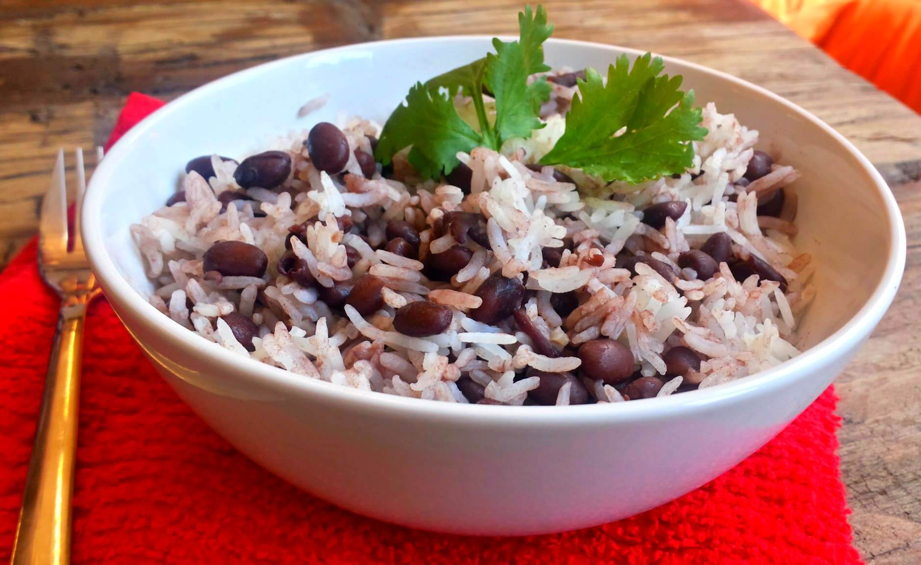 Gallopinto: Arroz y frijoles nicaragüenses - Recetas - PETA Latino