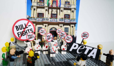 Estos Niños Recrean una Demo de PETA en los Sanfermines Para un Concurso de LEGO
