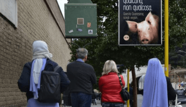 “Soy alguien, no algo. En esta Cuaresma, elige comidas veganas”, proclama cartel de PETA cerca del Vaticano