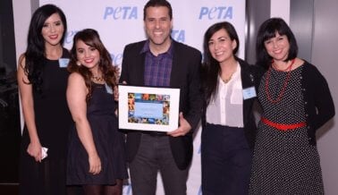 Marco Antonio Regil Gana el Premio PETA de Héroe de los Animales