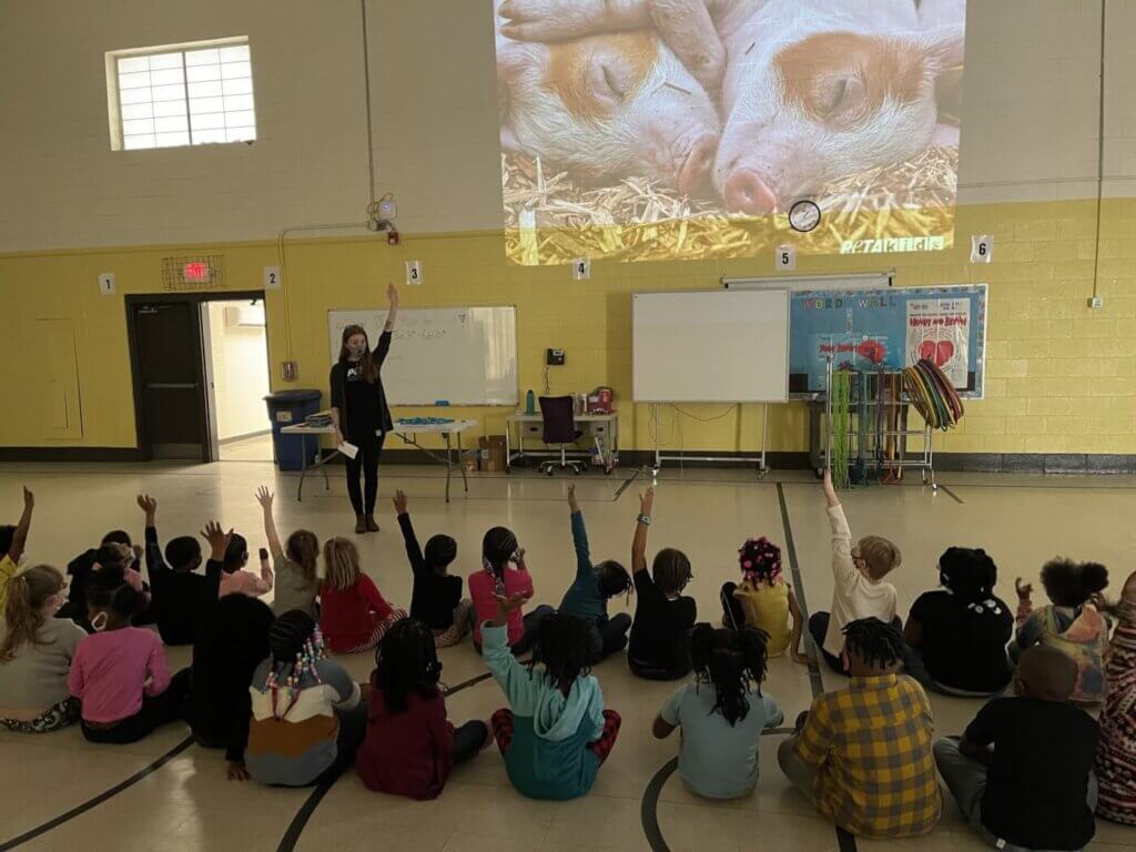 Escuela Elemental aprende sobre derechos animales 