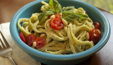 Pasta al pesto de aguacate